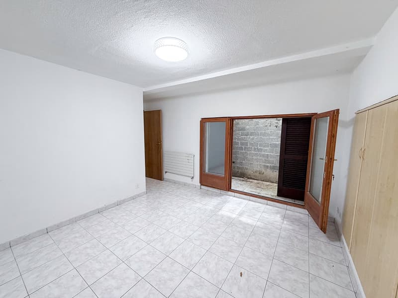 Grande casa unifamiliare completamente da rinnovare (24)