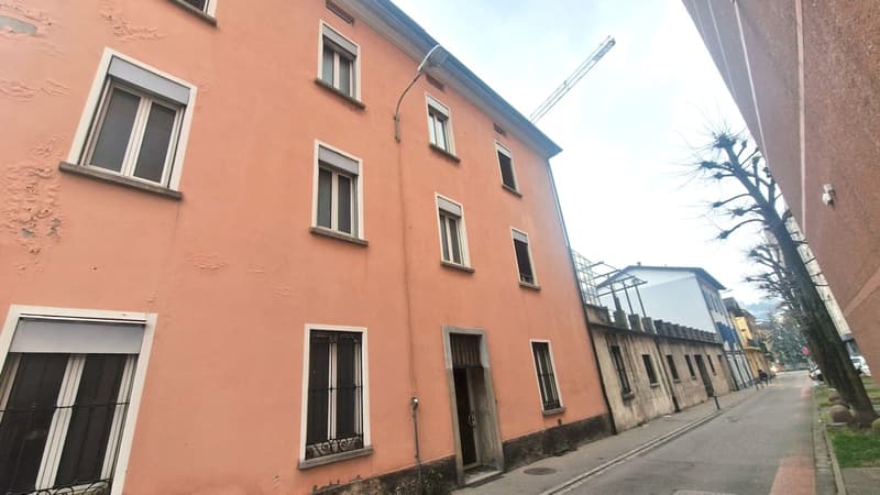 Zentrales Einkommenshaus zur Renovierung mit genehmigter Lizenz (4)