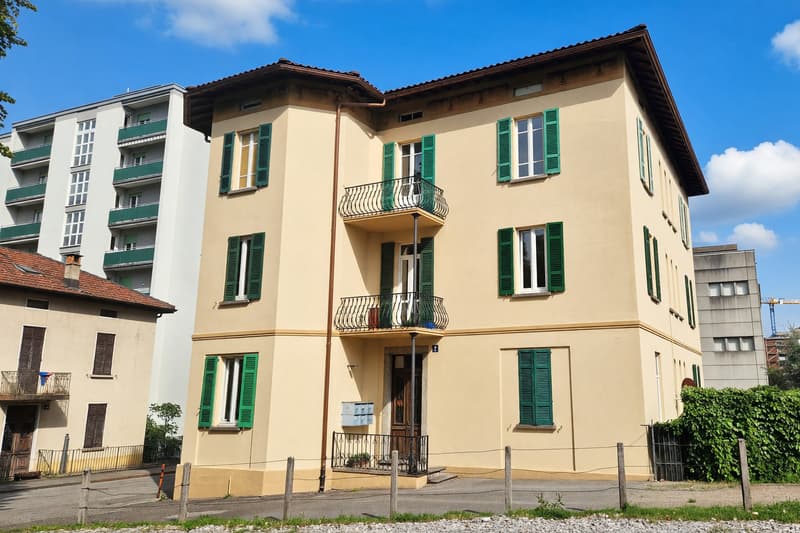 Schönes 3,5-Zimmer-Wohnung in strategischer Lage mit Doppelbalkon und zwei Parkplätzen (1)