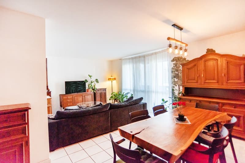 Bel appartement 4,5 pièces avec grande terrasse couverte en excellent état. (2)