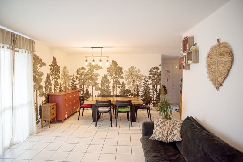 Bel appartement 4,5 pièces avec grande terrasse couverte en excellent état. (3)