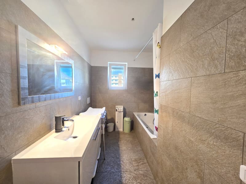 Schöne 4,5-Zimmer-Wohnung im modernen Stil mit großer überdachter Terrasse. (9)