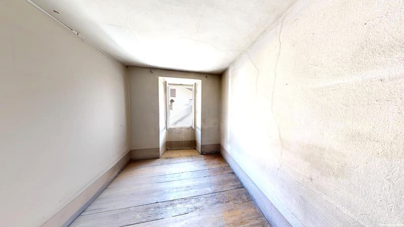 Faszinierendes historisches Haus 5,5 mit Bergblick zu renovieren (5)