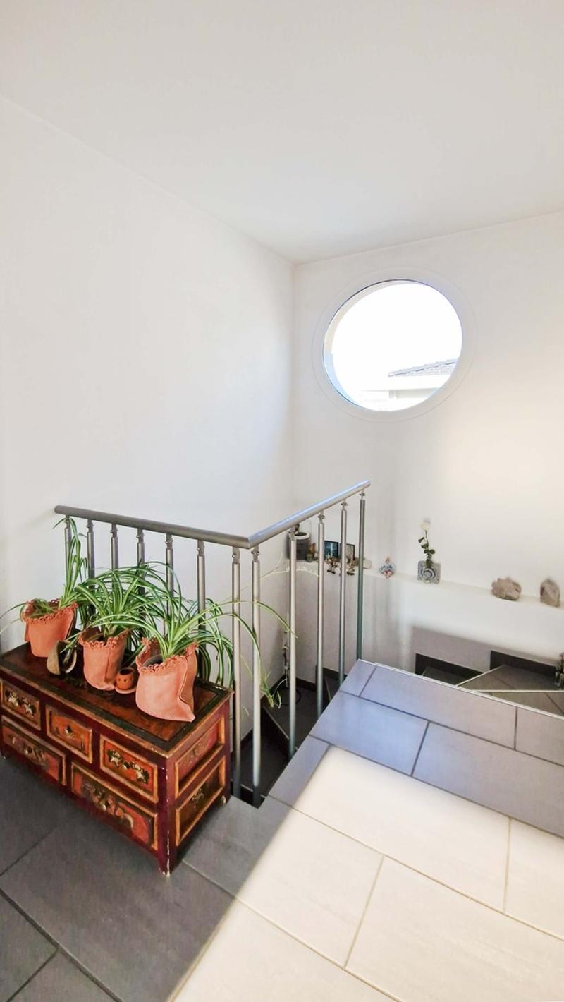 Großes 9-Zimmer-Einfamilienhaus mit Garten, Spa und Grotte (7)
