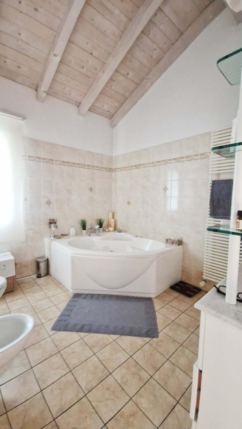 Großes 9-Zimmer-Einfamilienhaus mit Garten, Spa und Grotte (12)