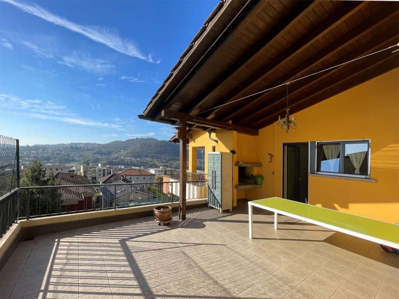 Einfamilienhaus mit 7,5 Zimmern, Garten und Panoramaterrassen (2)