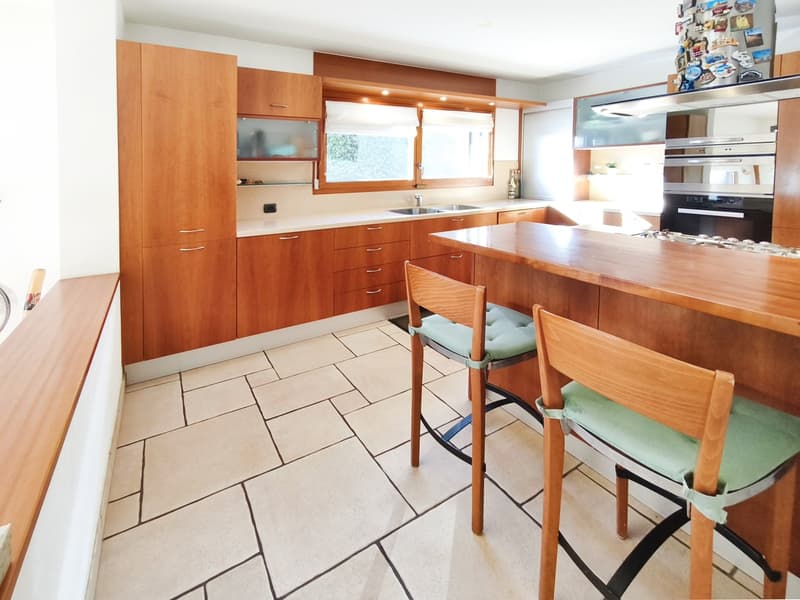 Villa mit 5,5 Zimmern, beheiztem Pool, privatem Garten und großen Räumen (7)