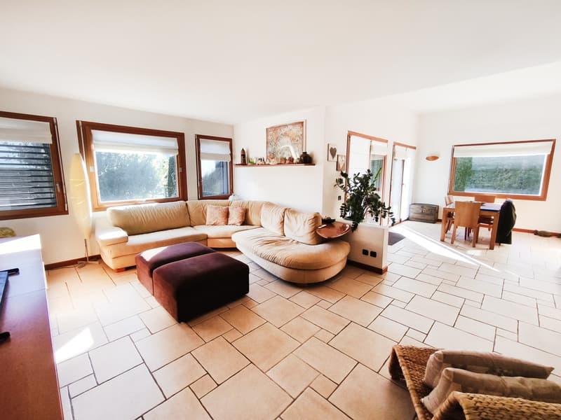 Villa mit 5,5 Zimmern, beheiztem Pool, privatem Garten und großen Räumen (6)