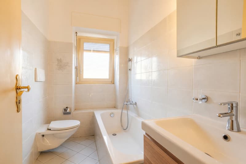 Interesting 3.5-room apartment with balcony in a well-kept building with only five units. (4)