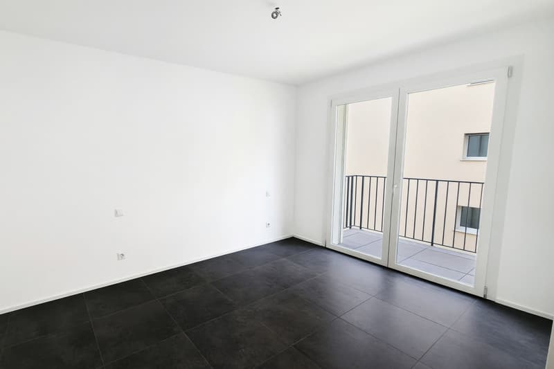 Neue 3,5-Zimmer-Wohnung mit überdachter Terrasse und zwei Balkonen (8)
