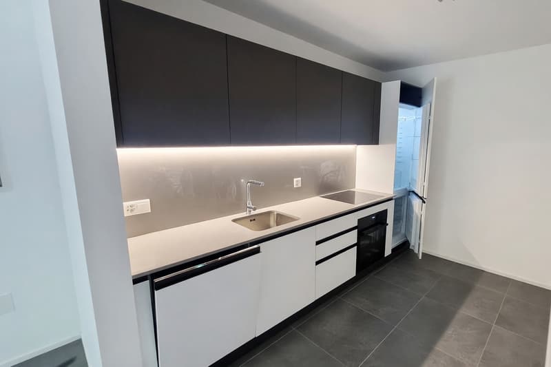 Neue 3,5-Zimmer-Wohnung mit überdachter Terrasse und zwei Balkonen (5)