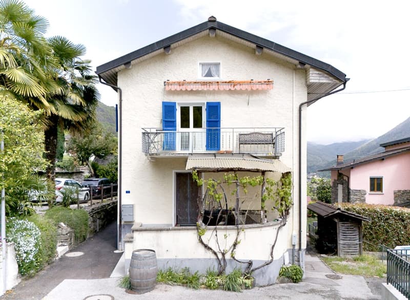 House with 3.5, 2.5 rooms, independent studio, garden and balconies. (10)