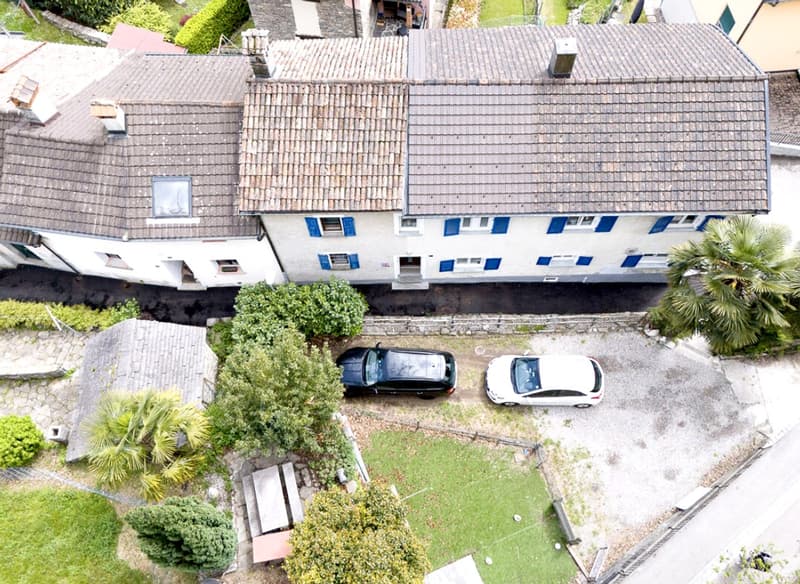 House with 3.5, 2.5 rooms, independent studio, garden and balconies. (11)