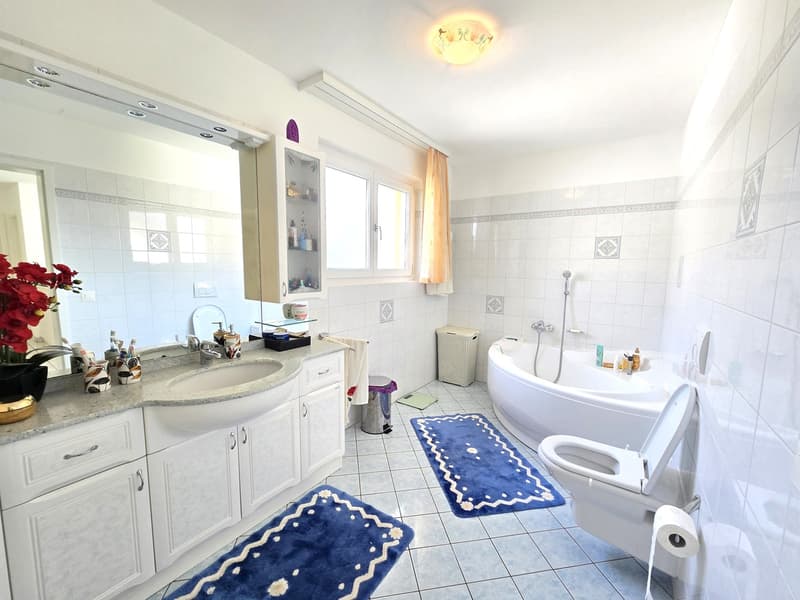 Meravigliosa villetta con giardino, 6 pièces et tavern avec cheminée, peut être traduit par : Magnifique villa avec jardin, 6 pièces et taverne avec cheminée. (10)