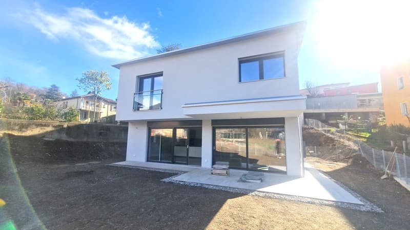 Haus mit 4,5 Zimmern in einem bifamiliaren Kontext mit privatem Garten. (1)