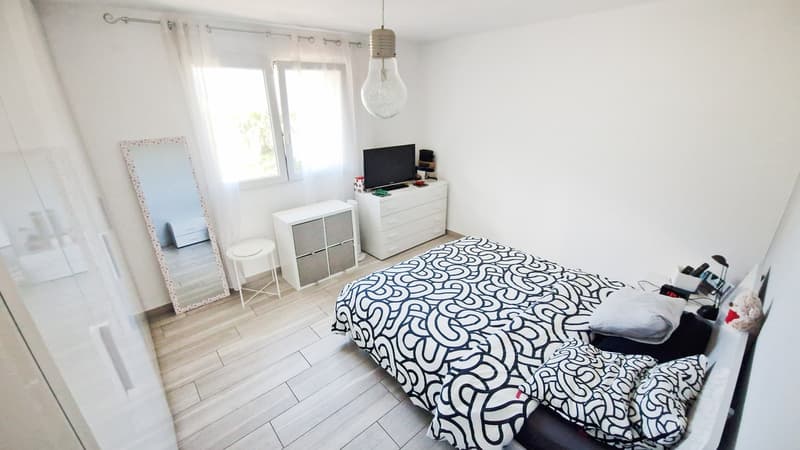 Moderne unabhängige 6,5-Zimmer-Villa mit Garten und Whirlpool (6)