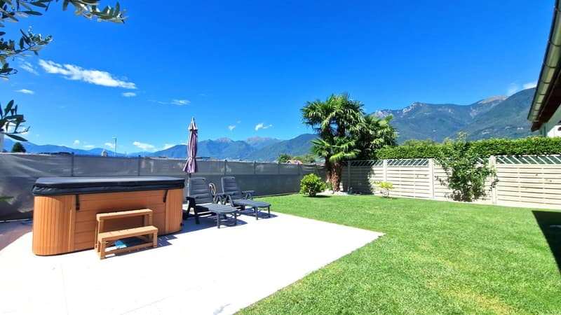 Moderne unabhängige 6,5-Zimmer-Villa mit Garten und Whirlpool (2)