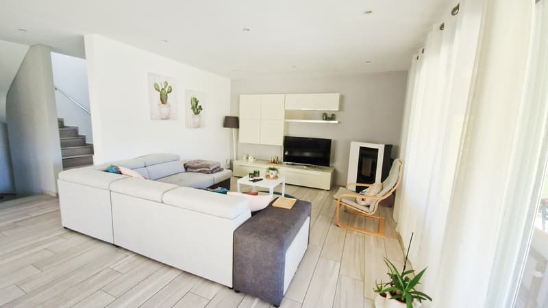 Moderne unabhängige 6,5-Zimmer-Villa mit Garten und Whirlpool (5)