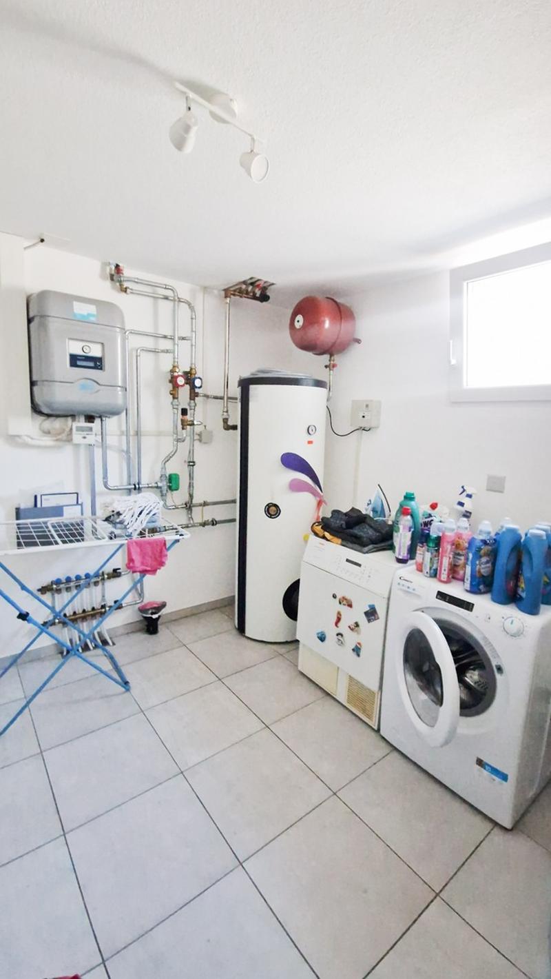 Moderne unabhängige 6,5-Zimmer-Villa mit Garten und Whirlpool (12)