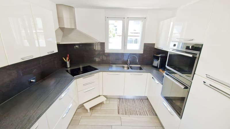 Moderne unabhängige 6,5-Zimmer-Villa mit Garten und Whirlpool (4)