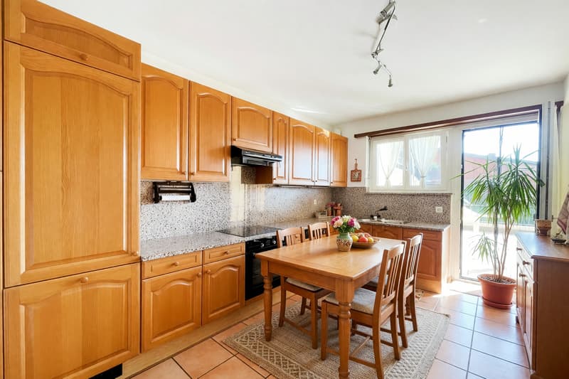 Einfamilienhaus mit 7,5 Zimmern, Garten und Panoramaterrassen (4)