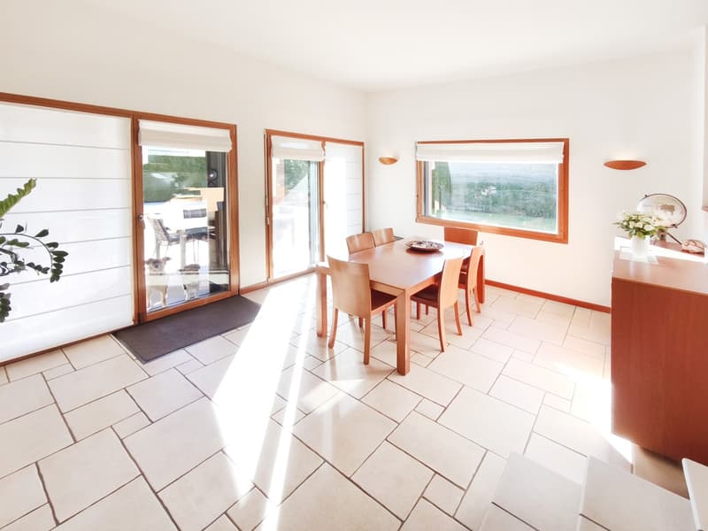 Villa mit 5,5 Zimmern, beheiztem Pool, privatem Garten und großen Räumen (5)