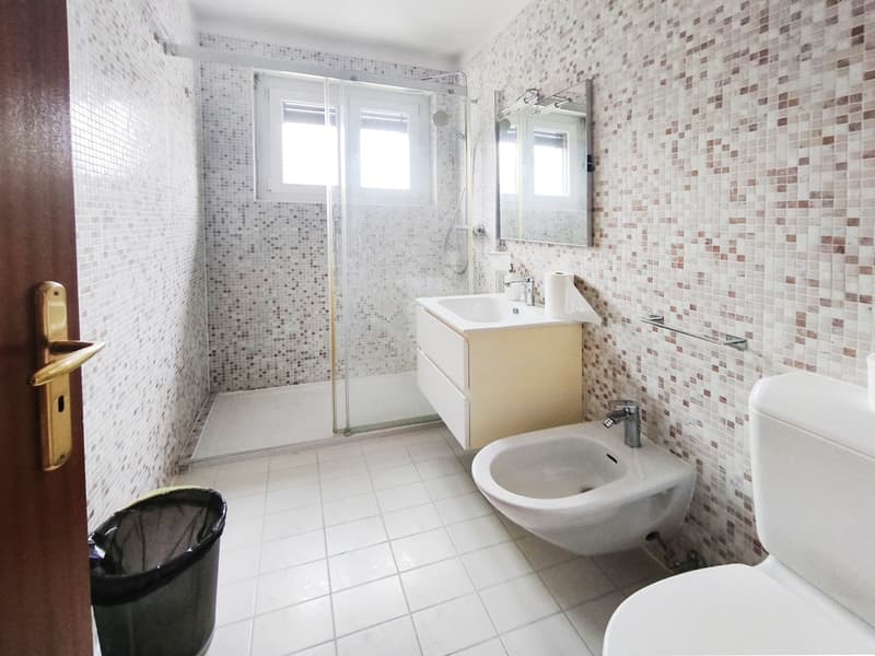 Letztes Stockwerk 4,5 renoviert mit Terrassen und Blick auf den See (7)