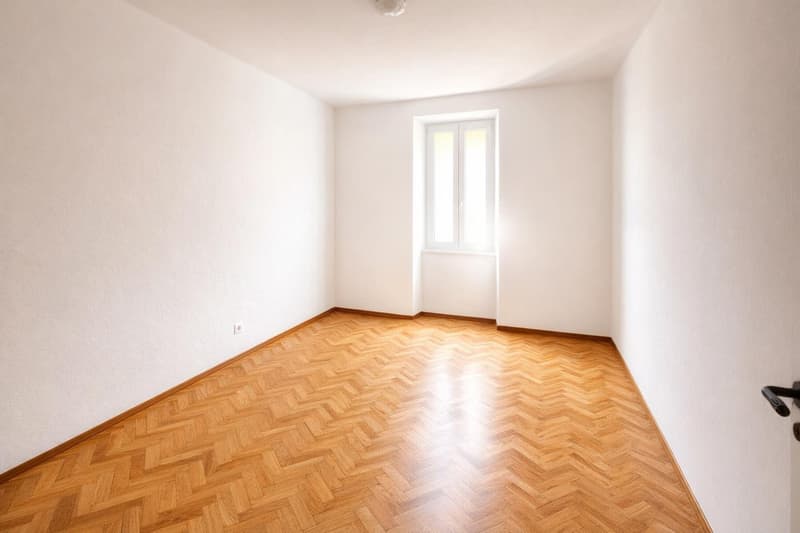 Building with 3 apartments of 3 rooms, office use, for rent (11)