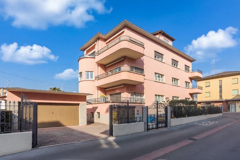 Appartement 3,5 pièces intéressant avec balcon dans une résidence soignée de seulement cinq unités. (5)
