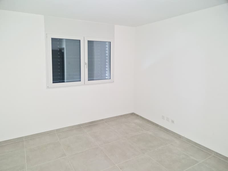 Neue moderne 3,5-Zimmer-Wohnung mit zwei überdachten Parkplätzen, sofort bezugsfertig. (6)