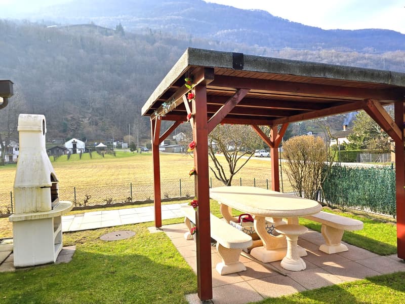 Wunderschönes Haus mit Garten, 6 Räumen und Kaminzimmer. (13)