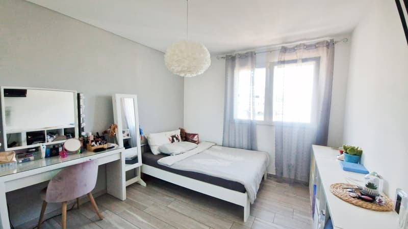 Moderne unabhängige 6,5-Zimmer-Villa mit Garten und Whirlpool (7)