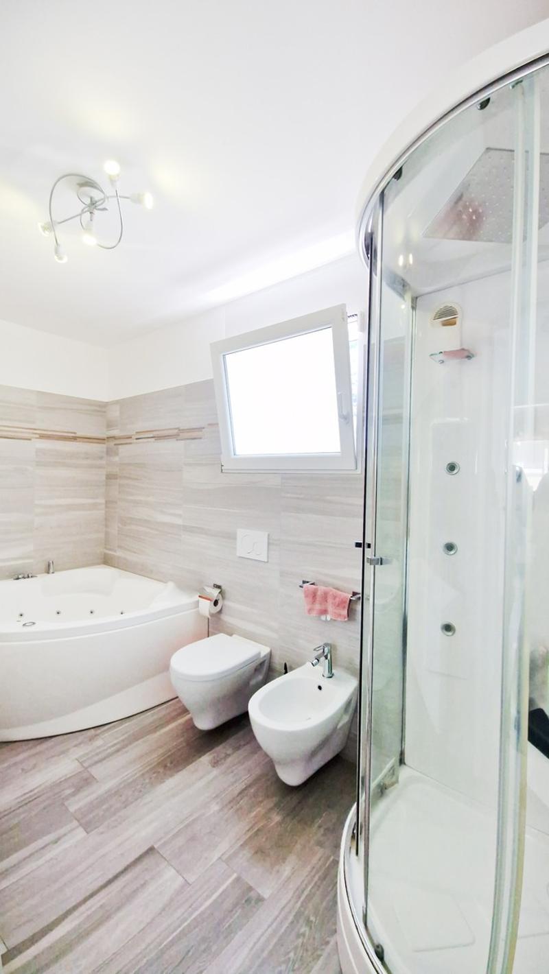 Moderne unabhängige 6,5-Zimmer-Villa mit Garten und Whirlpool (10)