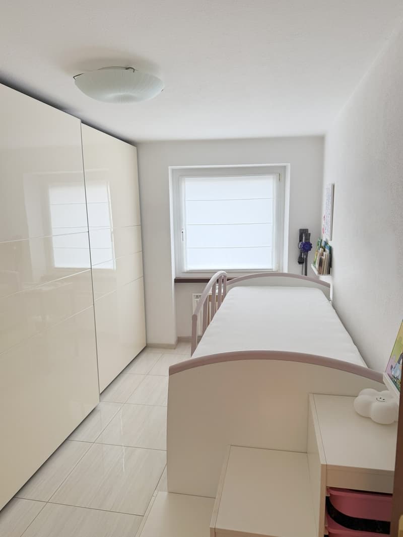 Beautiful 6.5 room house renovated to a medium to high standard with a garden. (8)