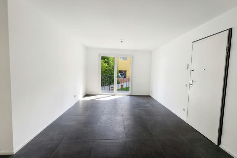 Neue 3,5-Zimmer-Wohnung mit überdachter Terrasse und zwei Balkonen (2)