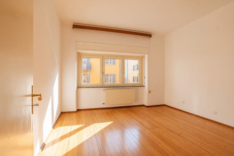 Interesting 3.5-room apartment with balcony in a well-kept building with only five units. (2)