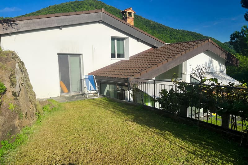Casa unifamiliare 6,5 locali di 190 mq con giardino privato e veranda (1)