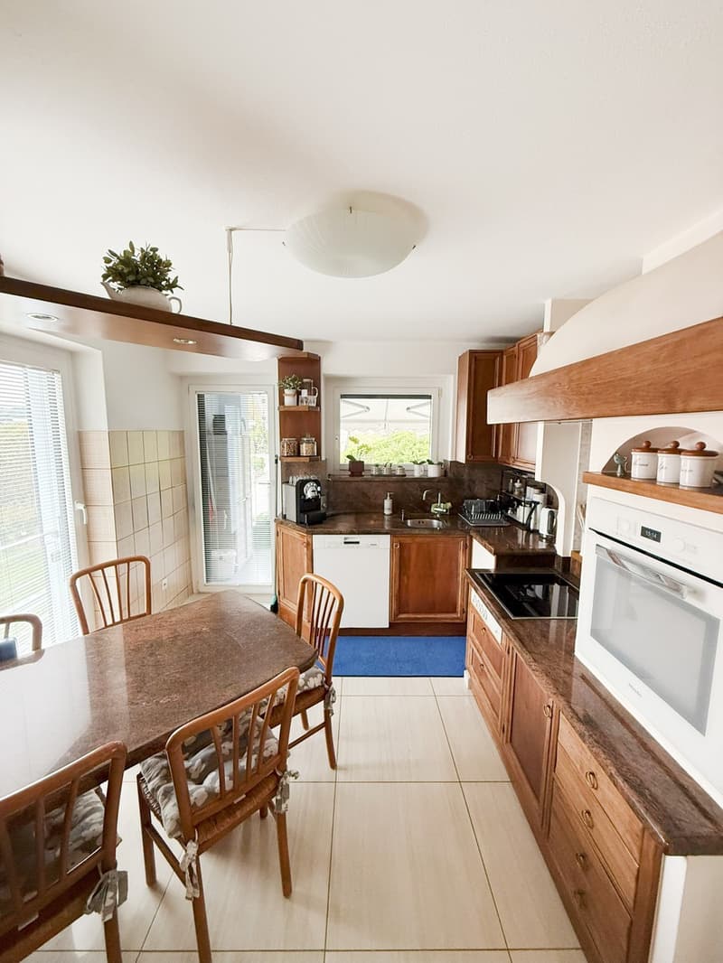 Belle maison 6,5 pièces rénovée en moyenne à haute gamme avec jardin. (2)