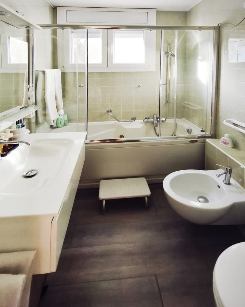 Appartement lumineux 2,5 pièces avec grande terrasse et vue sur le lac dans une résidence avec piscine (7)