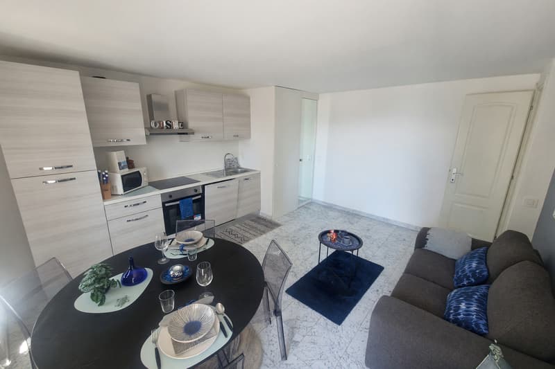 Ein 2,5-Zimmer-Wohnung mit Balkon und Seeblick, renoviert (1)