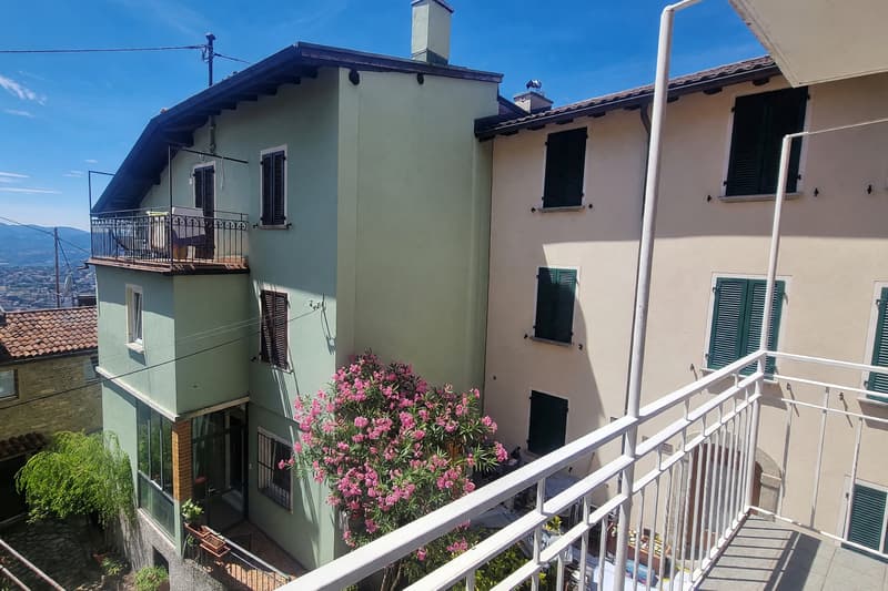 Ein 2,5-Zimmer-Wohnung mit Balkon und Seeblick, renoviert (6)