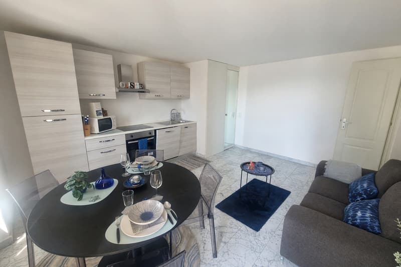 Ein 2,5-Zimmer-Wohnung mit Balkon und Seeblick, renoviert (8)