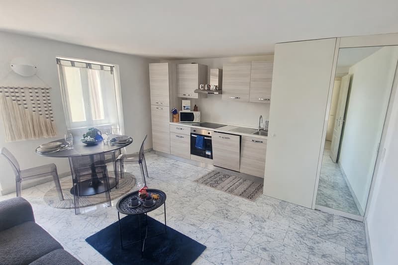 Ein 2,5-Zimmer-Wohnung mit Balkon und Seeblick, renoviert (9)