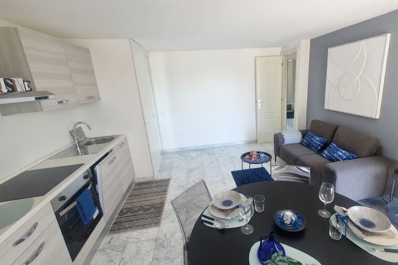 Ein 2,5-Zimmer-Wohnung mit Balkon und Seeblick, renoviert (2)