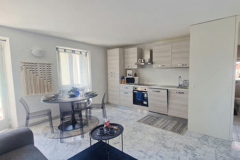 Ein 2,5-Zimmer-Wohnung mit Balkon und Seeblick, renoviert (10)