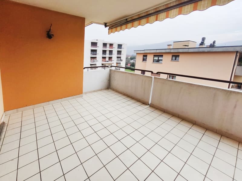 Ultimo piano 4,5 ristrutturato con terrazzi e scorcio sul lago (9)