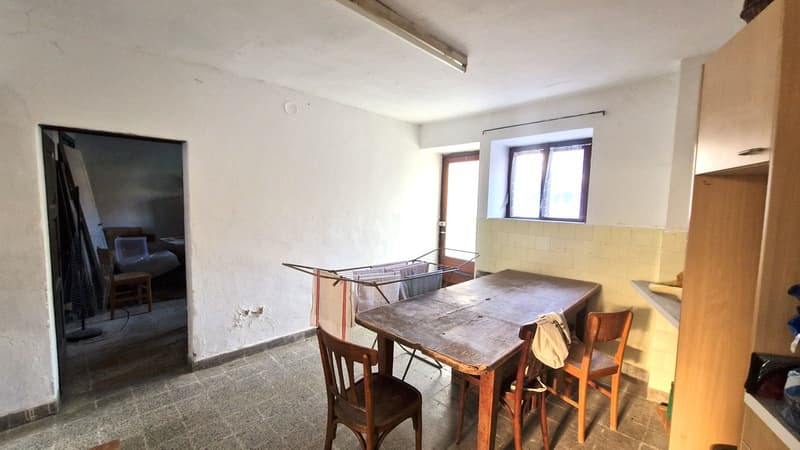 Affascinante casa di nucleo con licenza edilizia già approvata (4)