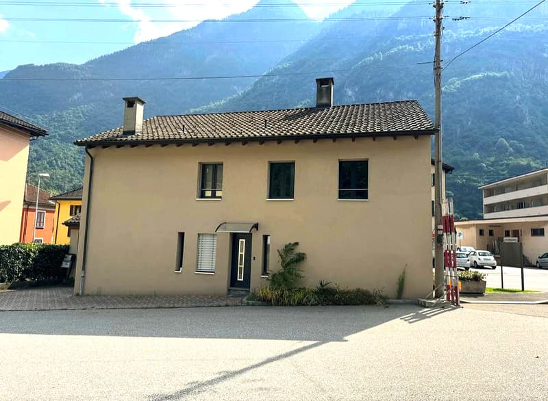 Income house with two apartments and storage space (13)