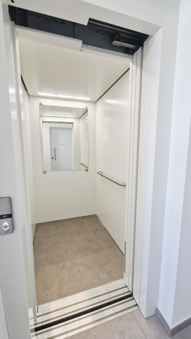 New 2.5-room apartment with panoramic balcony (6)