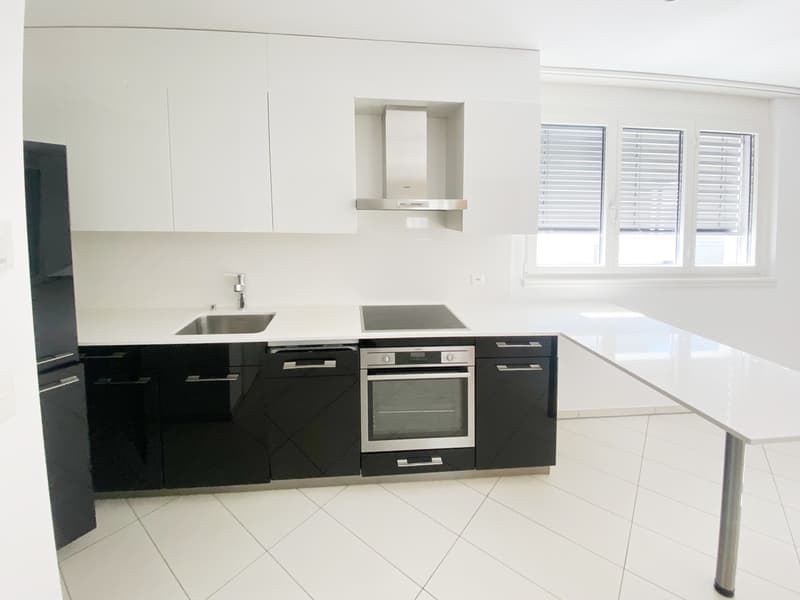 Modernes 2.5-Zimmer-Apartment mit Terrasse und Parkplatz im Zentrum. (1)